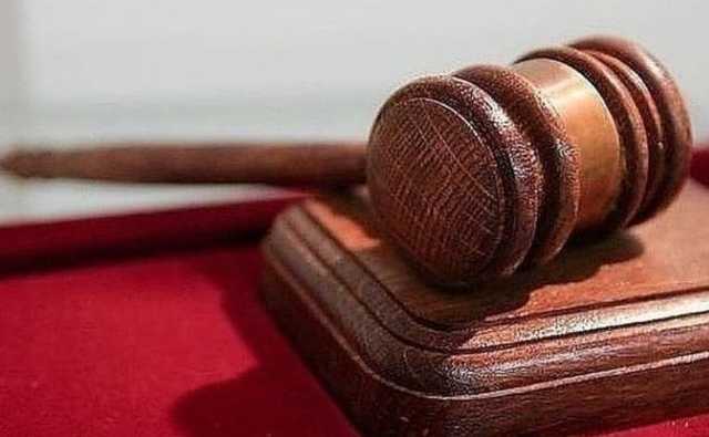 Обвиняемый в тяжком преступлении обматерил помощника прокурора и плюнул в него