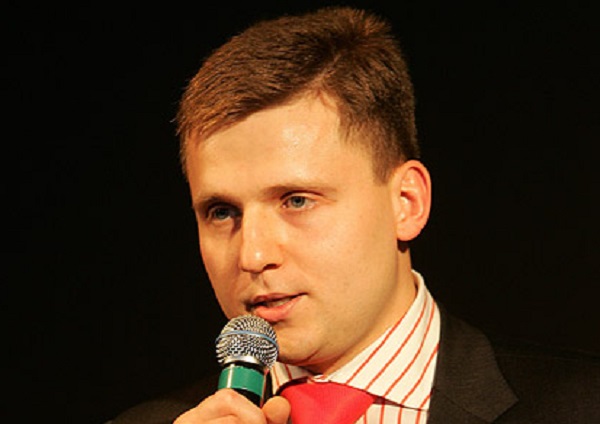 Cтраховой аферист из СК "Опора" Александр Кондратенков набирает клиентов-лохов