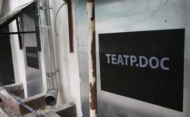 Зрителя «Театра.doc» задержали после срыва спектакля активистами SERB