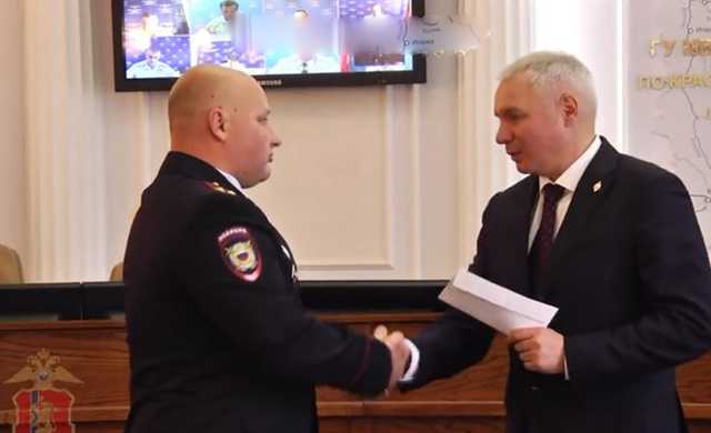 Полицейским Красноярска выдали 82 тысячи руб за отказ от взяток