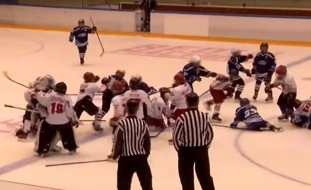 Массовая драка 10-летних хоккеистов на матче попала на видео