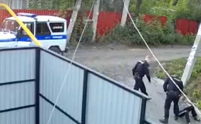 Избиение прохожего росгвардейцами в Новосибирске попало на видео
