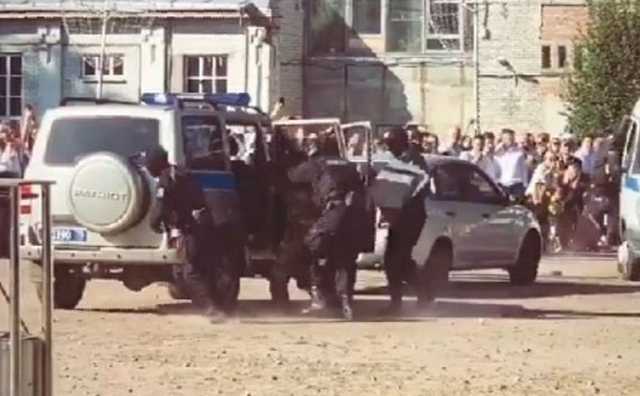Ученики петербургской школы рассказали, что ОМОН во время линейки провел показательное задержание