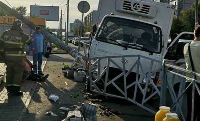 У рынка в Казани грузовик снес забор и сбил пять человек