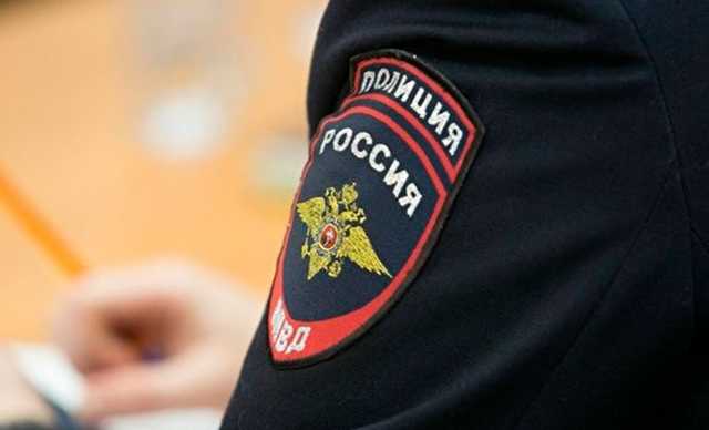Пьяный полицейский в Москве напал на мигрантов с пистолетом и избил коллегу