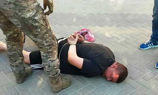 В Геленджике подполковника полиции задержали за взятку в полмиллиона рублей за «крышевание» джиппинг-нелегалов