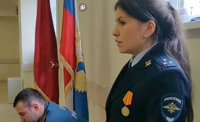 Сотрудница полиции проигнорировала избиение члена избиркома во время голосования