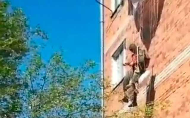 В Уссурийске десантник зацепился парашютом за крышу пятиэтажки и повис на стене