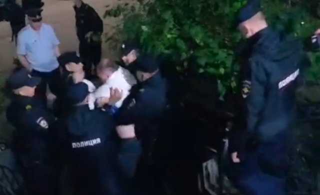 В Петербурге полицейские вытолкали депутата, охранявшего бюллетени от фальсификаций