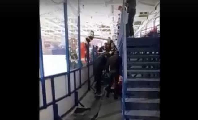 Назвал другого игрока пидором. В Новосибирске фанаты ногами избили хоккеиста