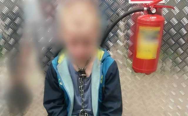 Семилетнего мальчика мать и отчим посадили на цепь и истязали два года