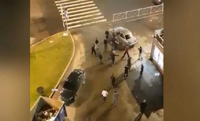 Полиция Петербурга завела дело после массовой драки армян и азербайджанцев возле метро