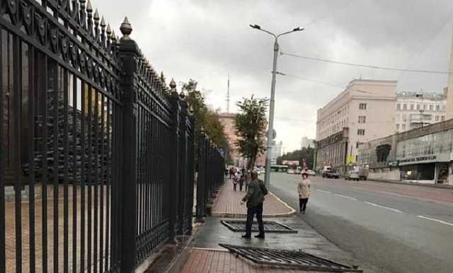 Пьяный мужчина разрушил железный забор у здания правительства Челябинской области