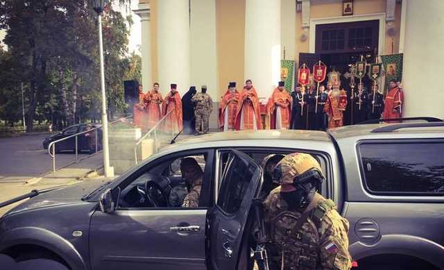 В Петрозаводске во время церковного праздника устроили показательное «задержание» с силовиками в масках
