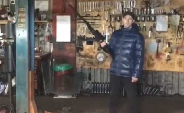 Сотрудник автосервиса встретил пришедших выселять его чиновников с винтовкой и битой