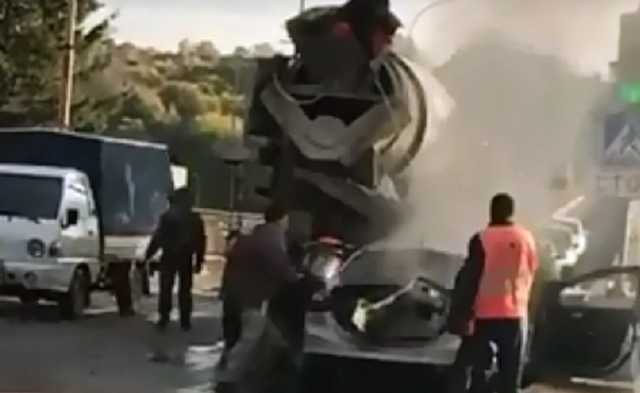 Под Тверью легковушка взорвалась в пробке