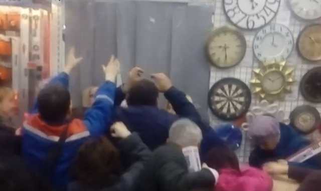 Жители Нижнекамска устроили давку из-за скидок на блендеры