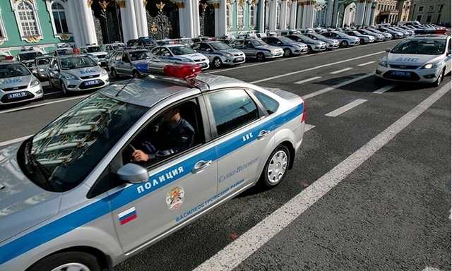 В Санкт-Петербурге устроили облаву на личные и служебные автомобили полицейских