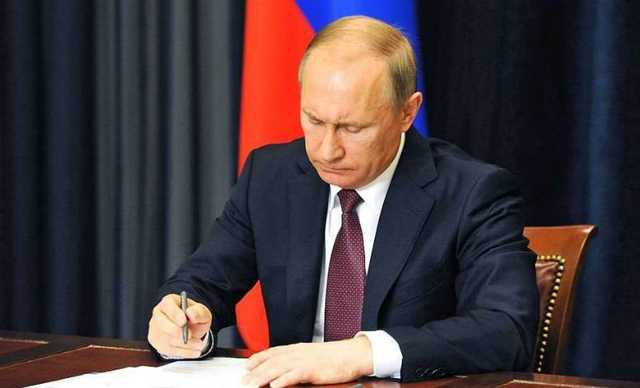 Путин в свой день рождения повысил зарплаты себе и Медведеву