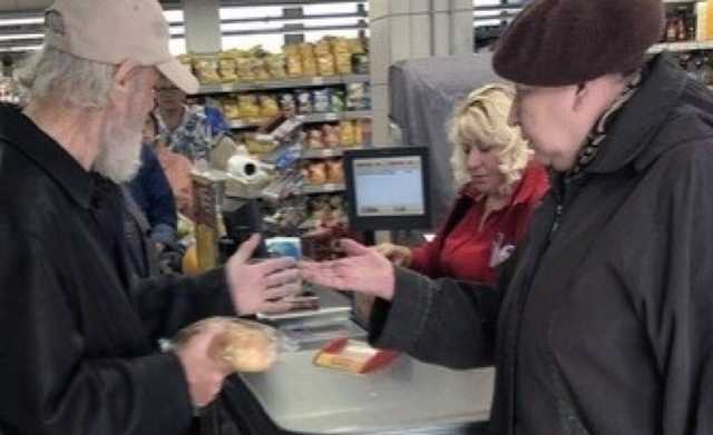 Сотрудница московского супермаркета отказалась продавать пенсионеру хлеб за 10-копеечные монеты