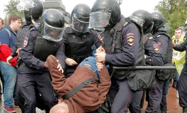 СМИ подсчитали оплату смен полицейских при разгоне митингов в Москве