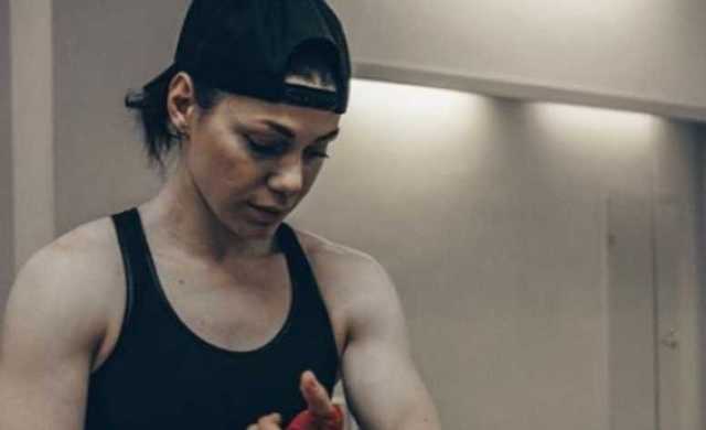 На призерку Олимпиады и чемпионку по боксу напал с ножом и избил сосед