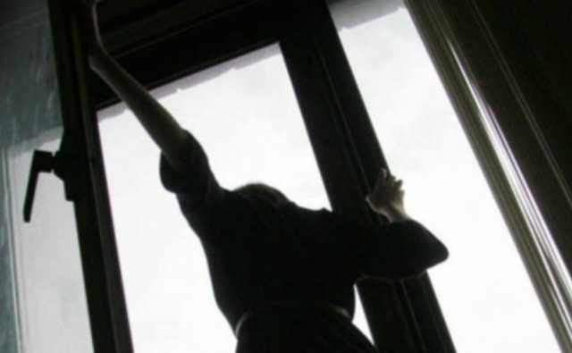 В Красноярске девушка выпрыгнула в окно после восьми часов насилия