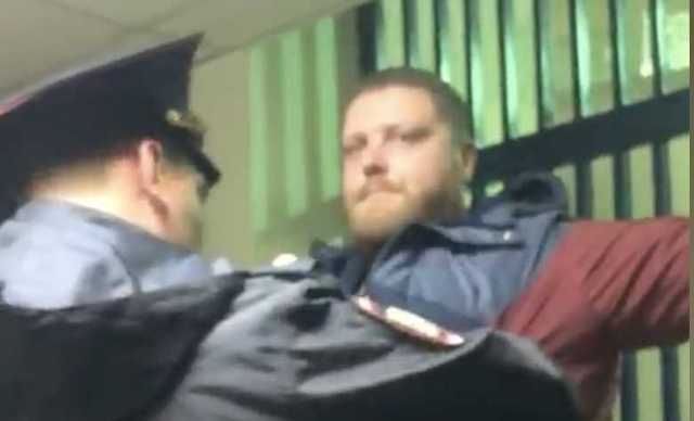 Опубликовано видео с участковым, задержанным за взятку в Москве
