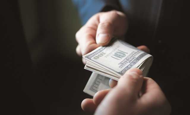Двух банкиров подозревают в растрате 80 млн