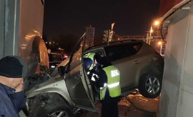 В Челябинске водитель погиб после погони ДПС. Его Nissan влетел в пиццерию