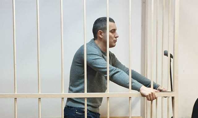 Освобожденный из-под ареста следователь сам открыл клетку в суде и вышел из нее
