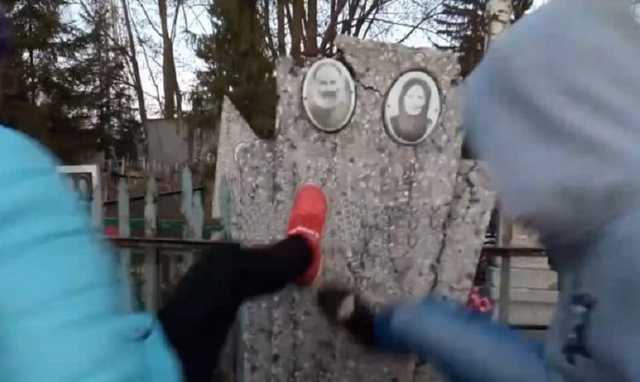 «Еще давай!» Под Курском три школьницы разгромили могилы, сняв процесс на видео