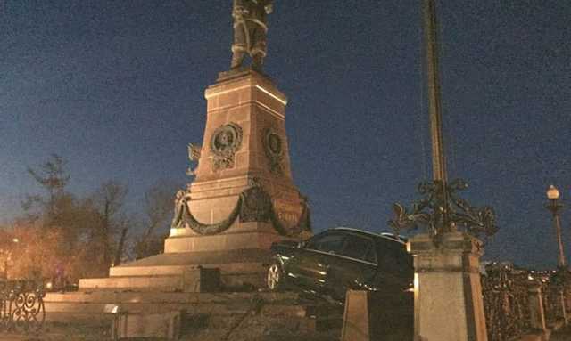 В Иркутске пьяный автохам «припарковался» на памятнике Александру III