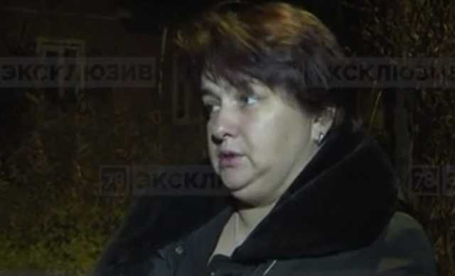 По Ленинградом многоэтажный дом терроризирует 15-летняя девочка-алкоголик с топором