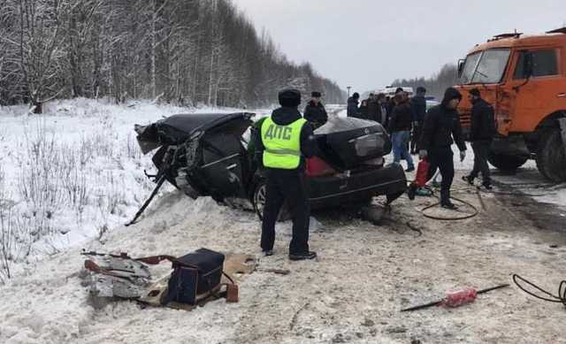 Девочка в Кирове попала в два ДТП за день и потеряла родителей