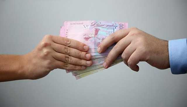 На взятке в Нацбанке попалась жена прокурора ГПУ. Суд ее отпустил
