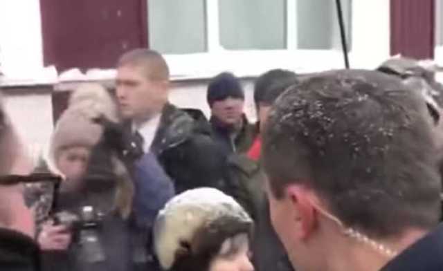 Пенсионерка рассказала, что встала на колени перед Медведевым из-за подножки охранников
