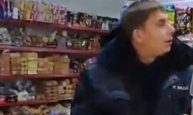 Пьяного приморского полицейского, пытающегося купить в магазине шоколадные яйца, сняли на видео