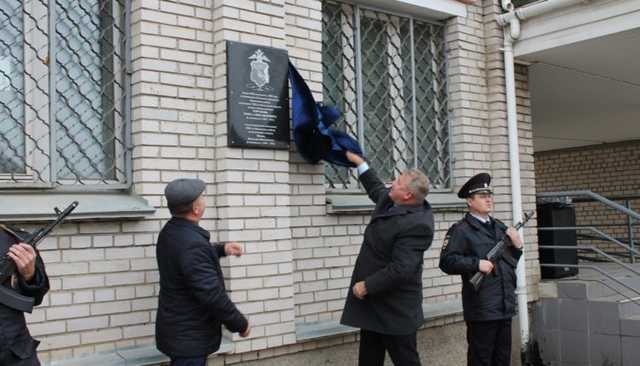 МВД не увидело нарушений в установке памятной доски вологодскому депутату, открытой им самим