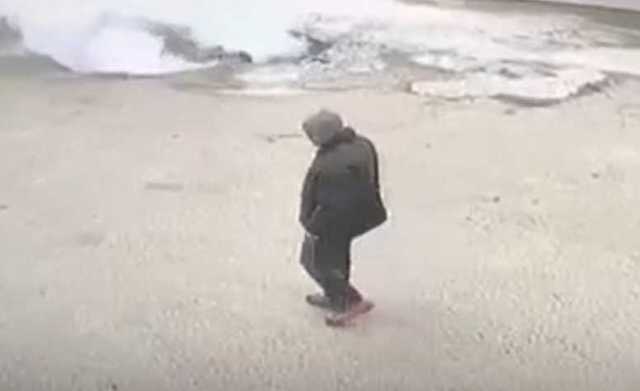 В Сети появилось видео момента падения машины в яму с кипятком в Пензе