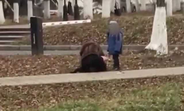 Сеть шокировало видео, где пьяная мама с ребенком ползает по земле