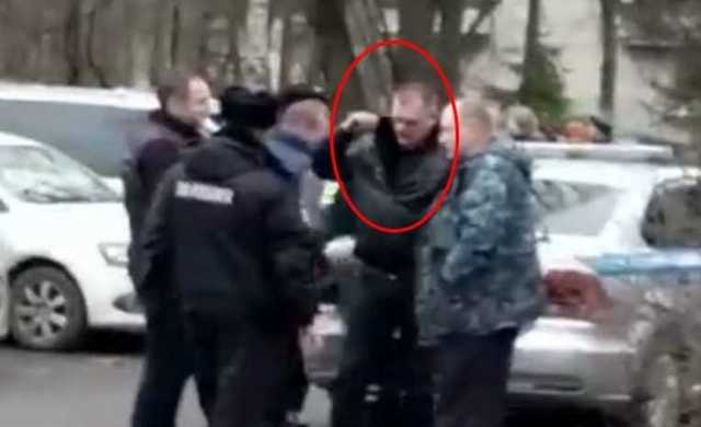 Пьяный петербургский полицейский избил двоих мужчин и «попытался придушить» школьника