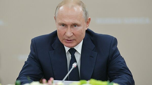 "Танцевали на столе": несуразное фото Путина вызвало шквал насмешек