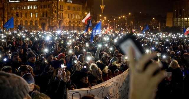 В разных городах Польши тысячи людей вышли на акции протестов