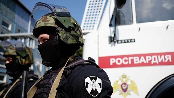 Нетрезвые россияне перевернули автомобиль росгвардейцев и попали на видео
