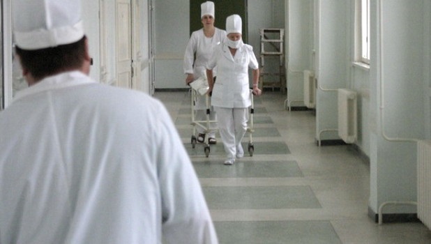 В России санитары стирали одноразовые простыни после трупов и выдавали пациентам