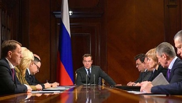 Медведев спросил с отстающих от мусорной реформы губернаторов