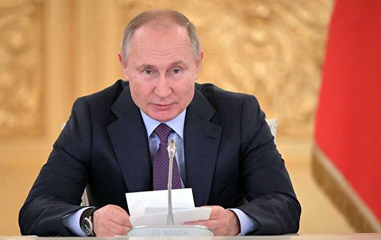 Путин оценил идею наказывать чиновников за оскорбления граждан