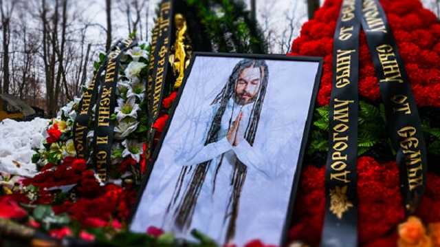 В Москве подожгли могилу рэпера Децла