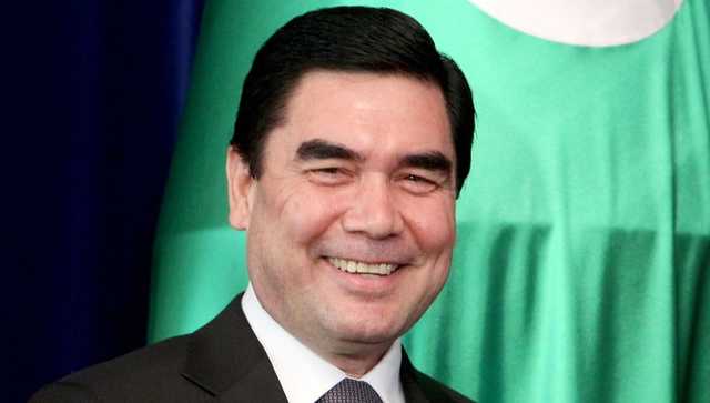 Президент Туркменистана устроил конное представление в манеже